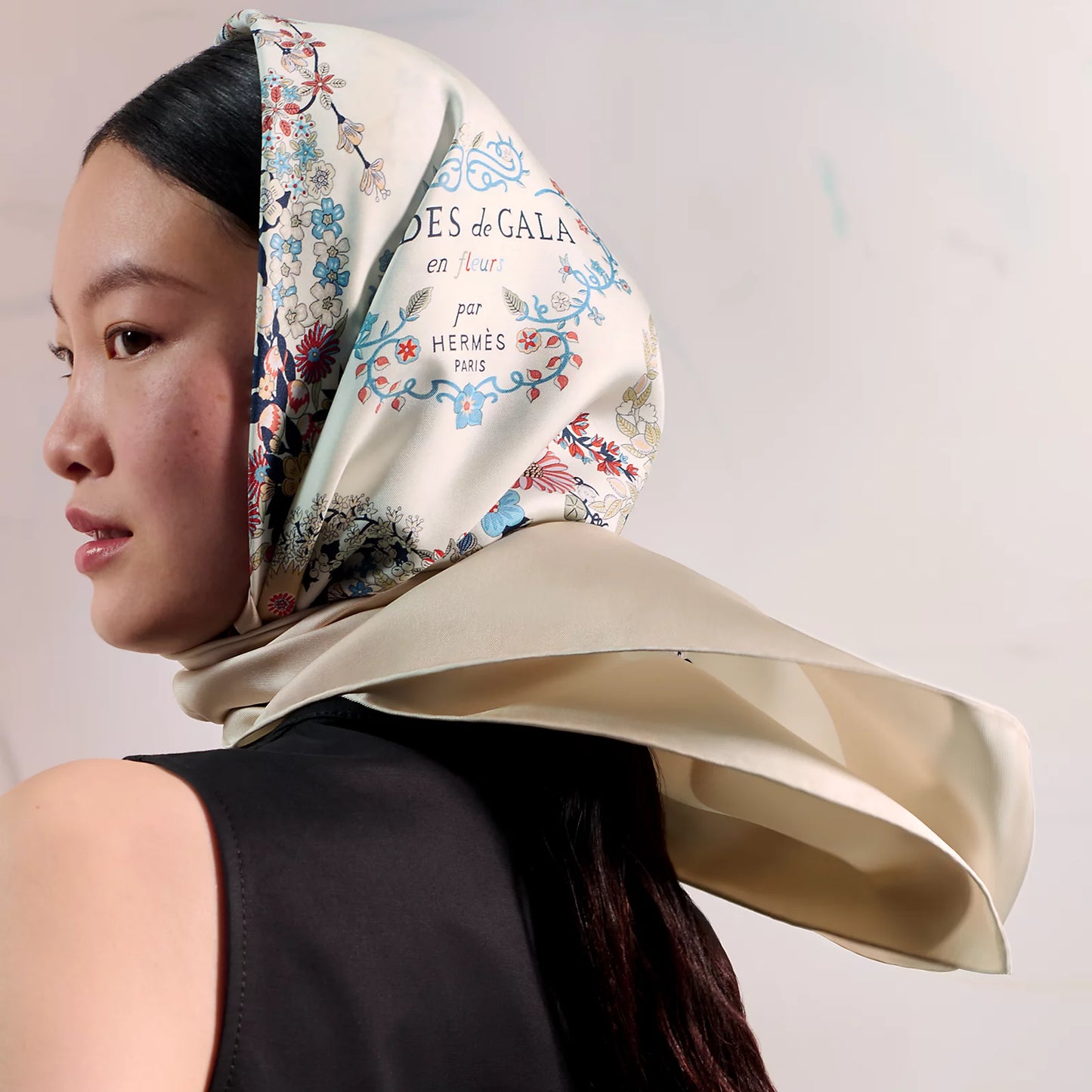 HERMES Brides de Gala en Fleurs Scarf 90 Sable / Blanc / Bleu - LuxryEdition