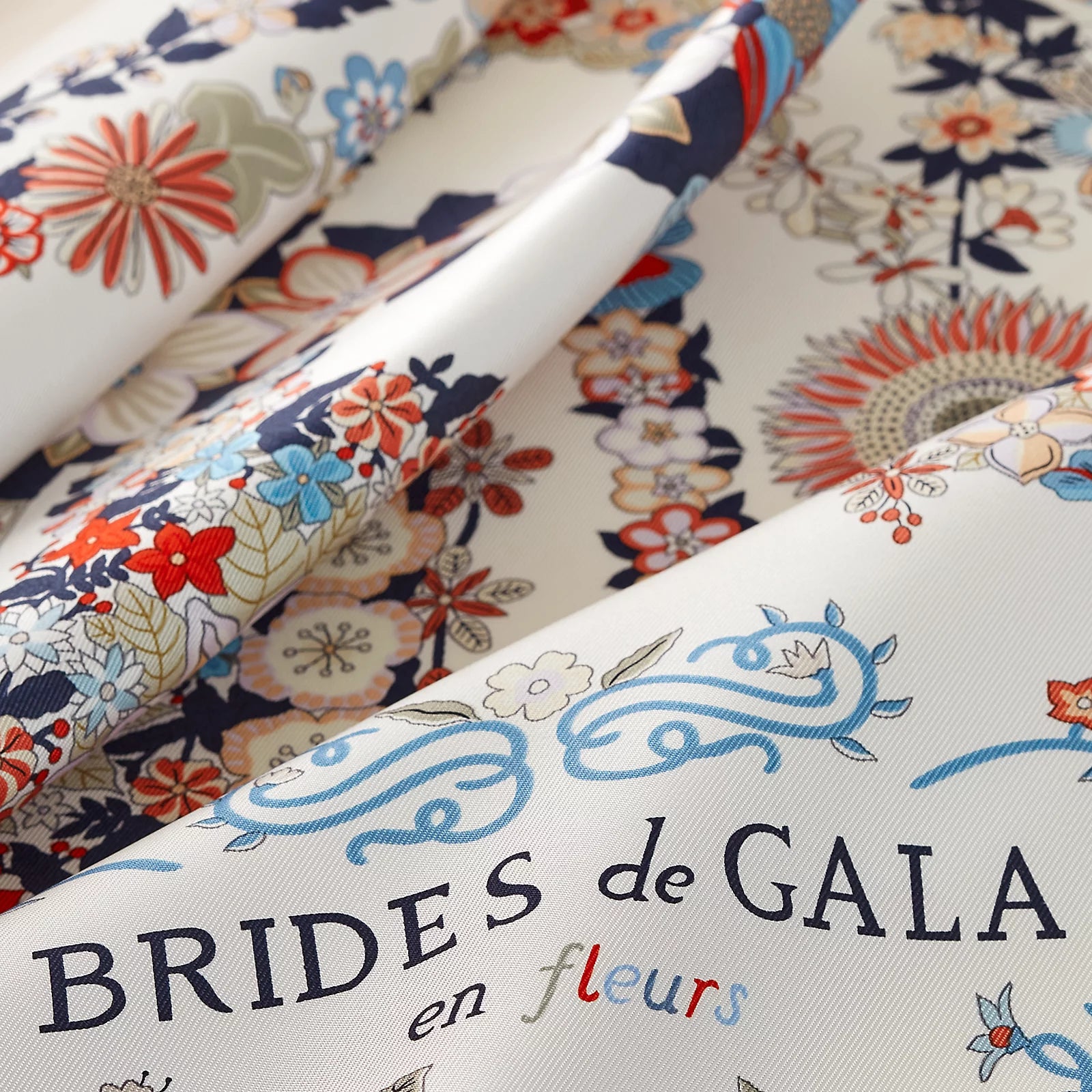 HERMES Brides de Gala en Fleurs Scarf 90 Sable / Blanc / Bleu HERMES Brides de Gala en Fleurs Scarf 90 Sable / Blanc / Bleu