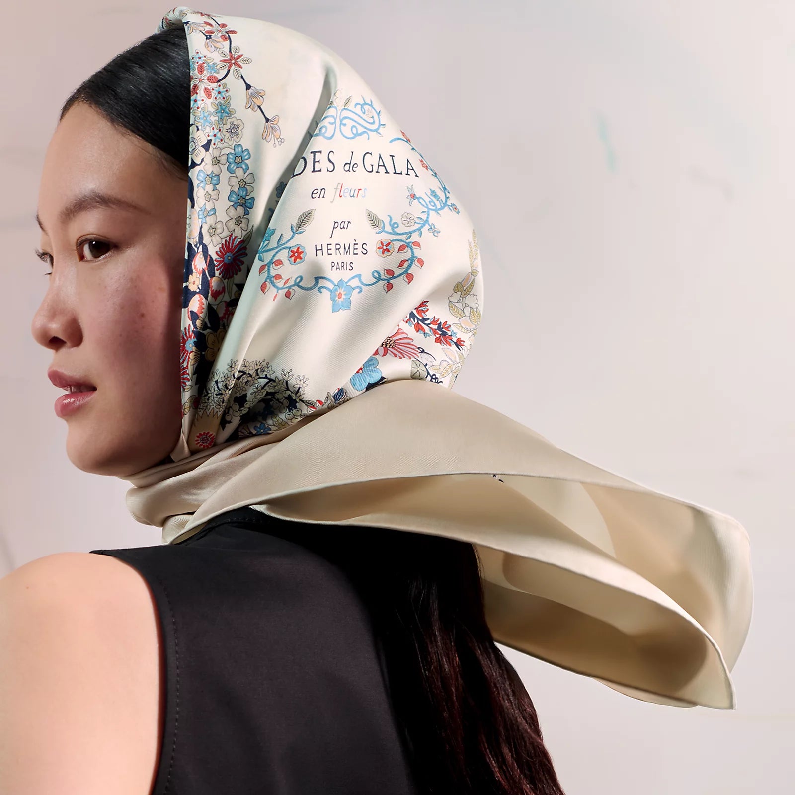HERMES Brides de Gala en Fleurs Scarf 90 Sable / Blanc / Bleu - LuxryEdition